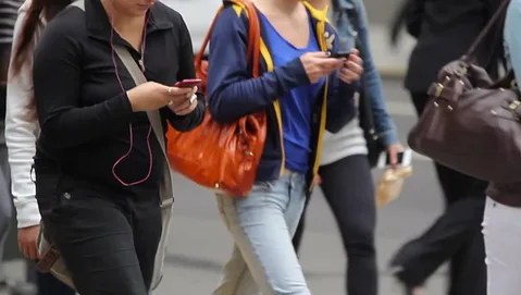 Honolulu’da yolda yürürken telefona bakan yayalara ceza kesilecek