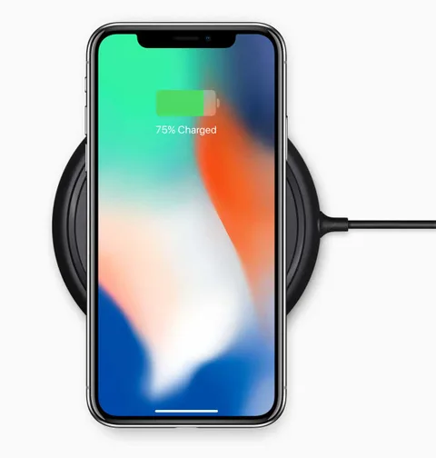 Apple AirPower kablosuz şarj aleti aynı anda üç cihazı şarj edecek