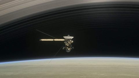 Cassini Satürn’e çarpmasına saatler kala bilgi göndermeye devam ediyor