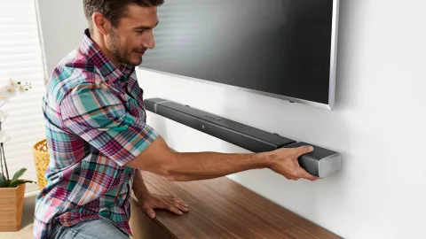 JBL Bar 5.1 ses barı kablosuz sinema sistemine dönüşebiliyor
