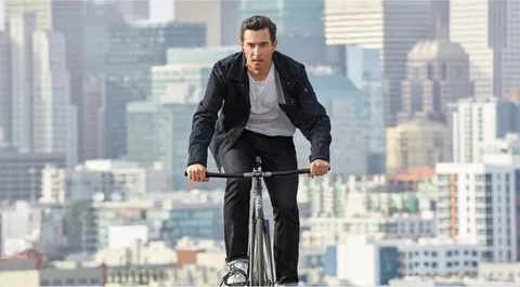 Google destekli akıllı ceket Levi’s Commuter satışa sunuluyor