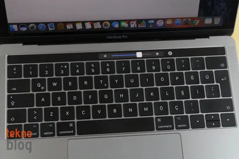 Apple MacBook klavyelerinde devam eden sorunlar nedeniyle özür diledi