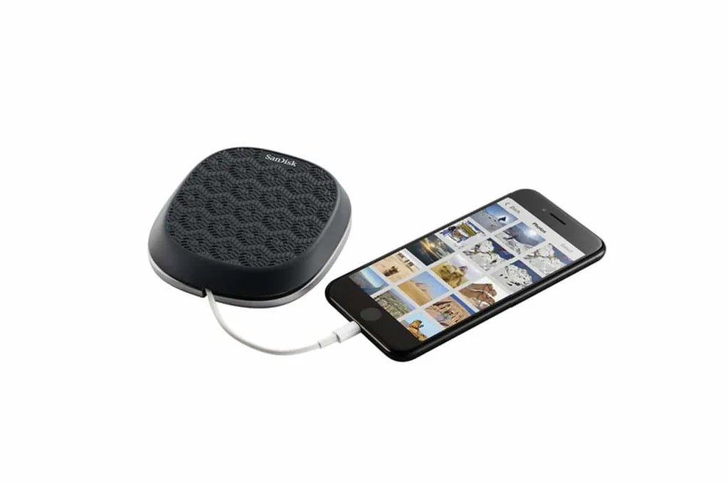 SanDisk iXpand Base iPhone’u hem şarj ediyor hem de yedekliyor