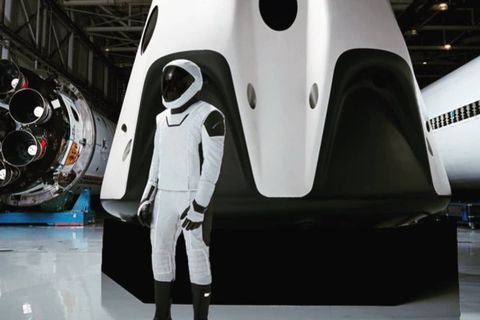 Elon Musk SpaceX uzay elbisesinin yeni bir fotoğrafını paylaştı