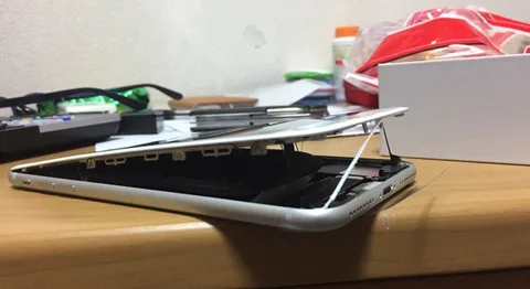 Apple iPhone 8 Plus pillerindeki şişme iddiasını araştıracak