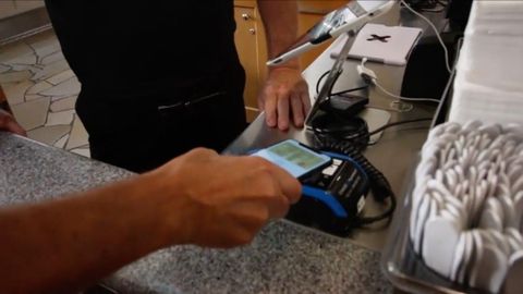 iPhone X’u videoya çeken YouTuber babasını işinden etti