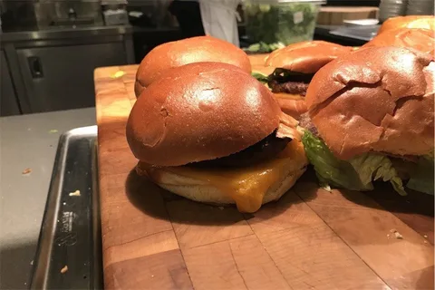 Android’in hamburger emojisi Google’ın yemek menüsüne girdi