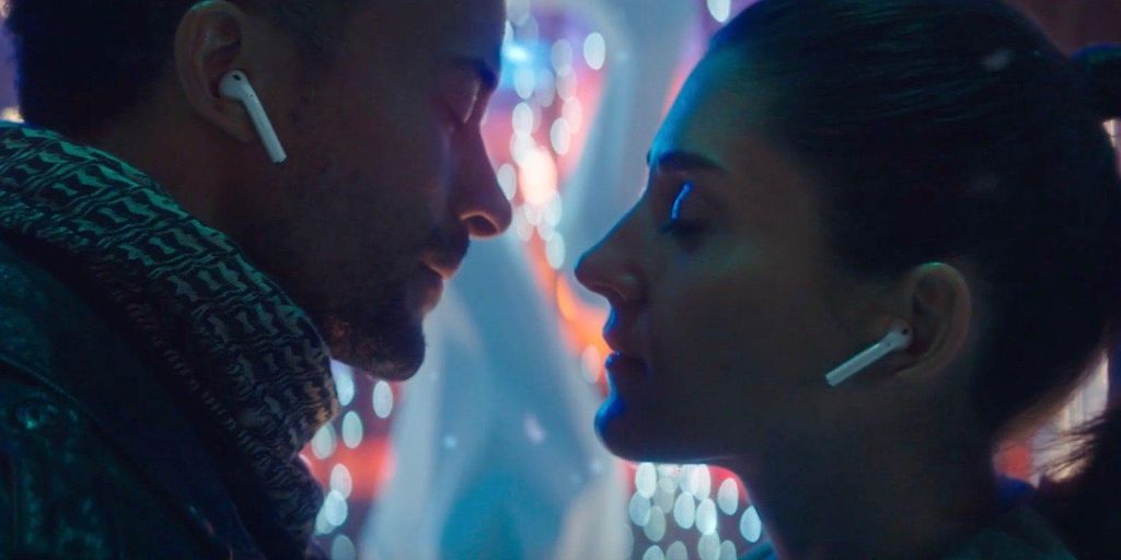 Apple yeni AirPods reklamıyla yılbaşı ruhunu şimdiden yaşatıyor