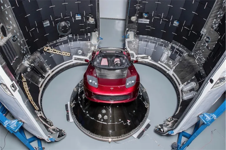 Elon Musk uzaya gönderilecek Tesla Roadster’ın fotoğraflarını paylaştı
