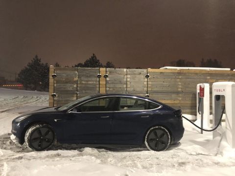 Tesla Model 3 zorlu kış koşullarında ABD’nin bir ucundan diğerine gitti