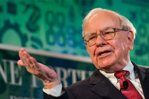 Warren Buffett: Tim Cook’un ısrarına rağmen, hâlâ iPhone kullanmıyorum