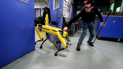 Boston Dynamics’in Spot Mini robot köpeği hiçbir engel tanımıyor – Video