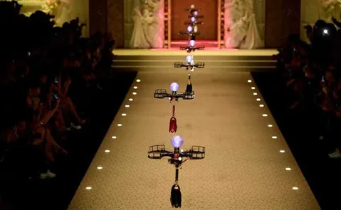 Dolce & Gabbana defilesinde çantaları mankenler yerine drone’lar taşıdı
