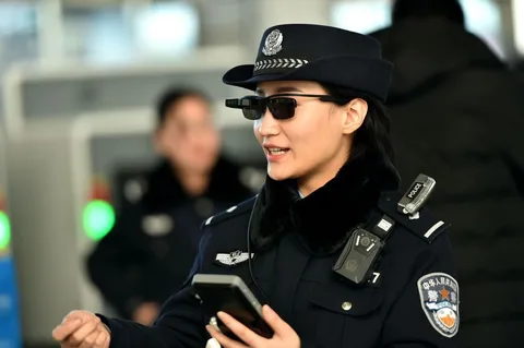 Çinli polisler yüz tanıma özellikli güneş gözlükleriyle insanları izliyor