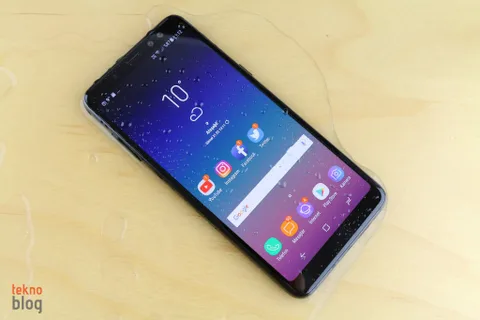 Galaxy A9 Pro (2018) Bixby tuşu ve iki değişken renk seçeneğiyle gelecek
