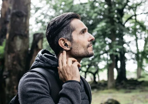 Sony Xperia Ear Duo ile Apple AirPods’a alternatif sunuyor