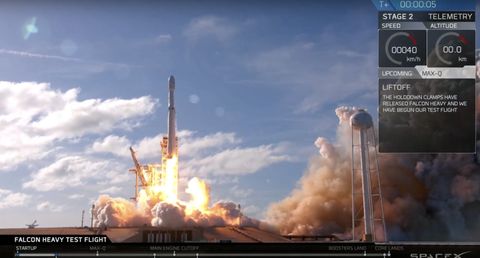 SpaceX güçlü Falcon Heavy roketinin ilk fırlatma işlemini gerçekleştirdi