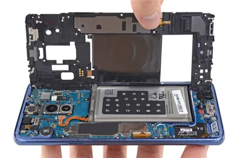 Samsung Galaxy S9+’ın ekranını ve arka panelini aşmak zor