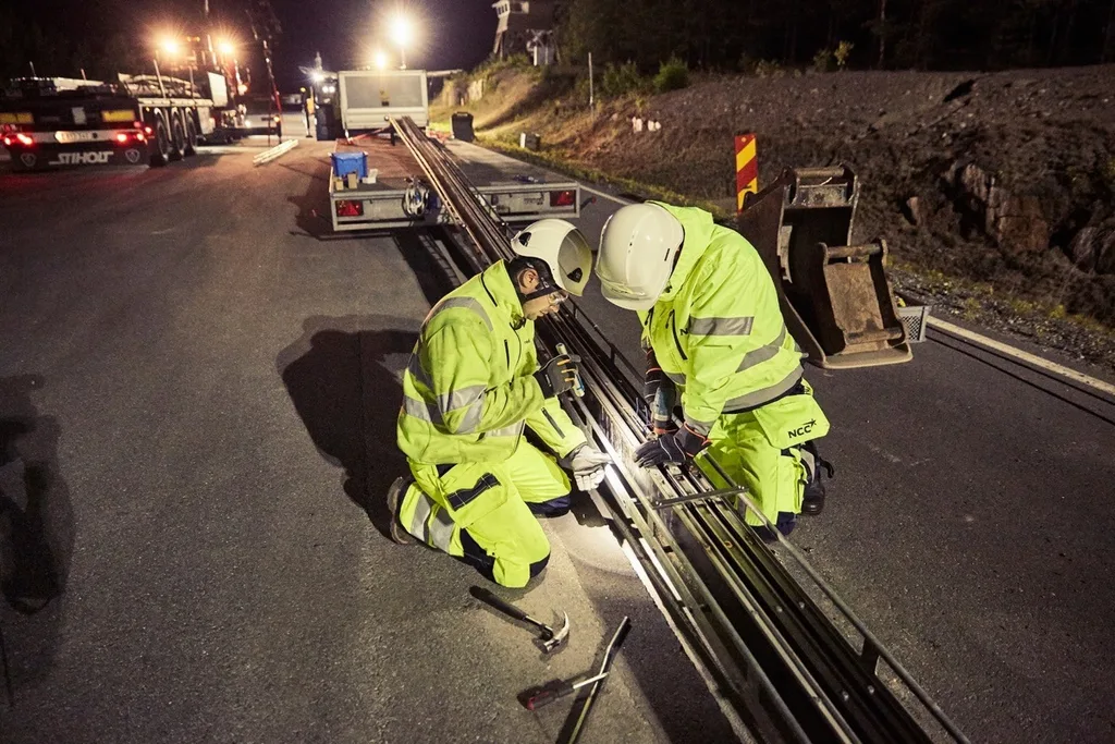 İsveç elektrikli otomobilleri şarj edecek bir yol yaptı