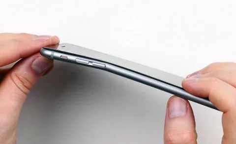 Apple iPhone 6’nın bükülmeye meyilli olduğunu biliyormuş