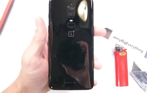 OnePlus 6 sağlamlık testi telefonun sağlamlığını gösteriyor – Video
