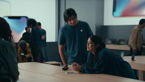 Samsung Galaxy S9 reklamında Apple’ın çentiğine ve pil skandalına çatıyor