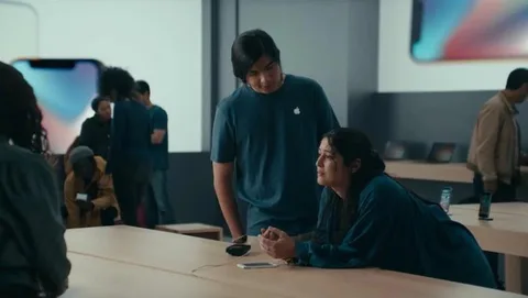 Samsung Galaxy S9 reklamında Apple’ın çentiğine ve pil skandalına çatıyor