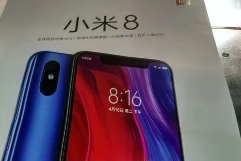 Xiaomi Mi 8 kutusu çentikli ekran ve çift lensli arka kamerayı gösteriyor
