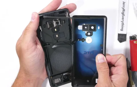 HTC U12+ dayanıklılık testi gizli problemleri ortaya çıkarıyor