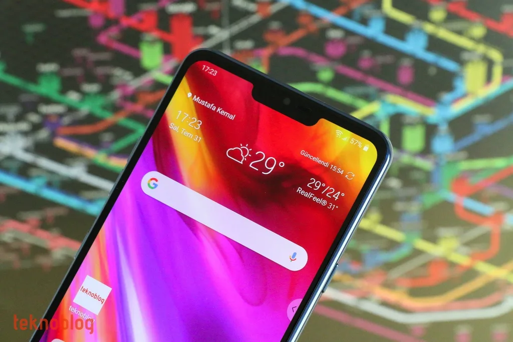 LG V40 ThinQ çentikli POLED ekran ve Google Asistan tuşuyla gelebilir