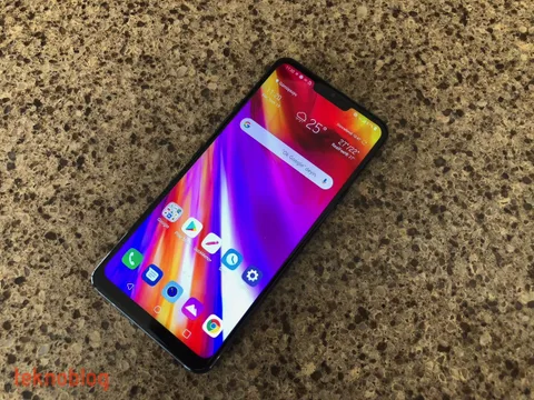 LG V40 ThinQ’da üçlü arka kamera ve neredeyse çerçevesiz ekran bulunabilir