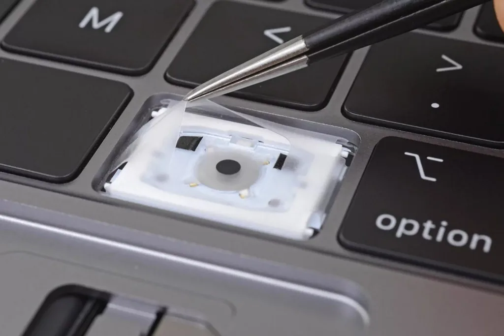 Apple hatalı MacBook Pro klavye tuşlarını üçüncü nesil parçalarla değiştirmiyor