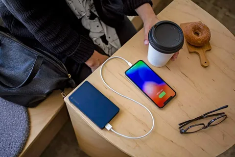Mophie’den iPhone’a özel Lightning destekli taşınabilir şarj aksesuarları
