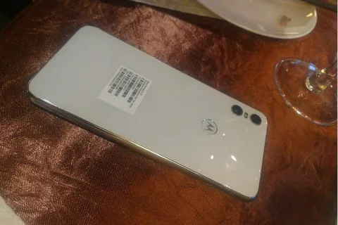 Motorola Moto One cam arka panelle birlikte gelecek