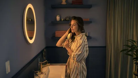Philips Hue Adore Alexa ve Google Asistan’a bağlanabilen akıllı banyo aynası
