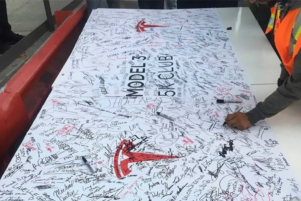 Tesla Model 3 için belirlediği haftalık üretim hedefine sonunda ulaştı