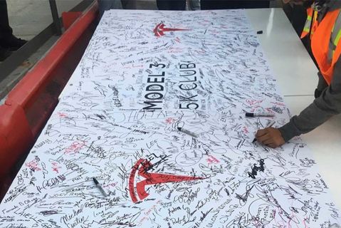 Tesla Model 3 için belirlediği haftalık üretim hedefine sonunda ulaştı