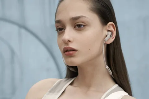 Bang & Olufsen E6 kulaklık şarj sırasında da müzik keyfi yaşatacak