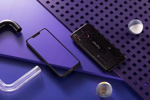 Honor Play: GPU Turbo ve yapay zekâ destekli oyun telefonu