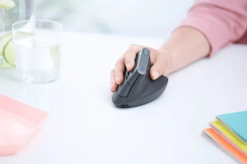 Logitech MX Vertical eğik tasarımıyla ergonomiyi artırıyor