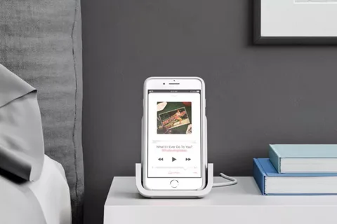 Logitech’ten iPhone 8, 8 Plus ve X’a özel Powered kablosuz şarj standı