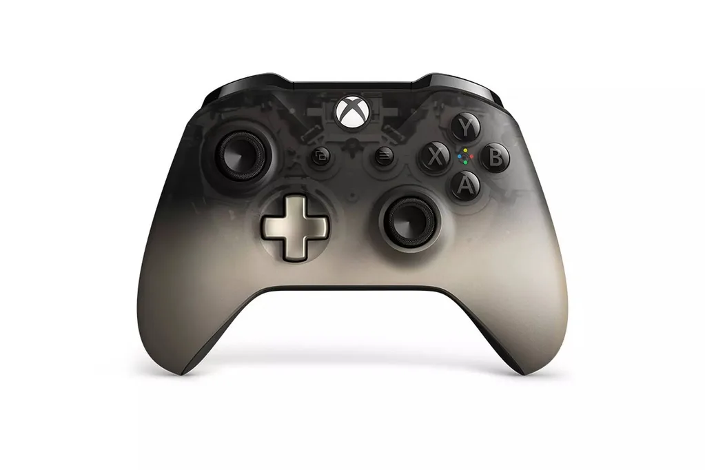 Microsoft Phantom Black Xbox One kumandası şıklığını şeffaflıkla gösteriyor