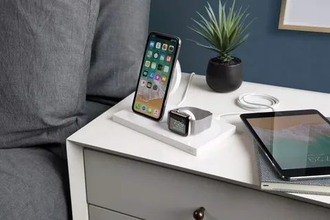 Belkin Boostup kablosuz şarj dock’u üç Apple cihazını aynı anda şarj ediyor