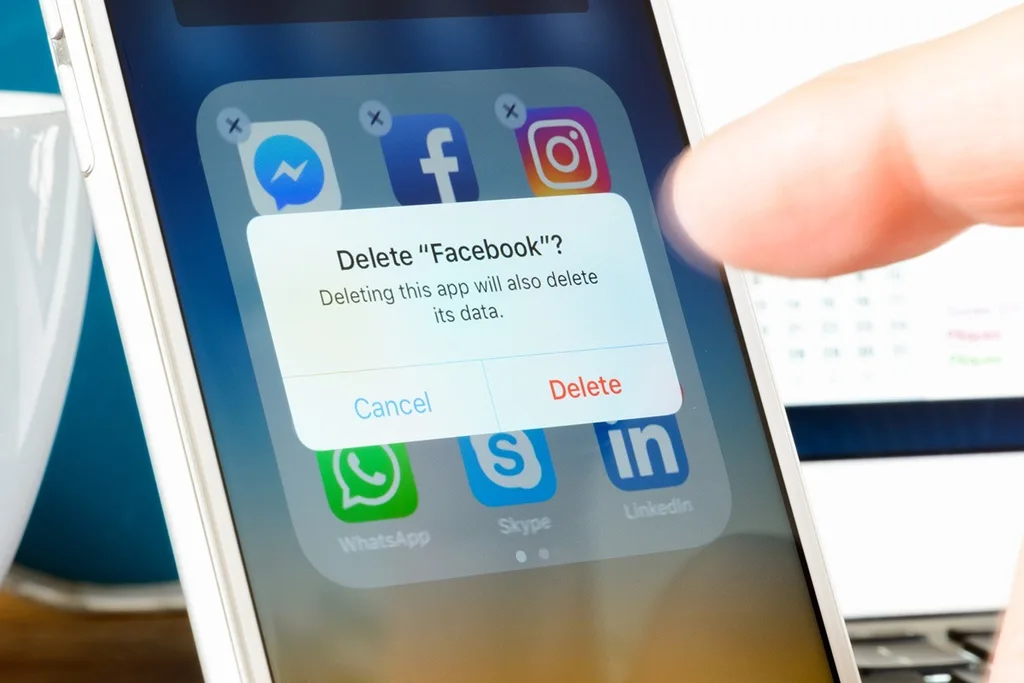 Facebook’a ara veren ve uygulamayı telefonundan silenlerin sayısı artıyor