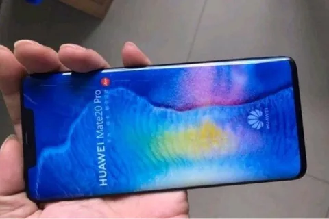 Huawei Mate 20 Pro maketi inceltilmiş kenarları öne çıkarıyor