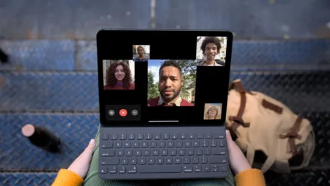 Smart Keyboard Folio iPad Pro’ya manyetik olarak bağlanıyor