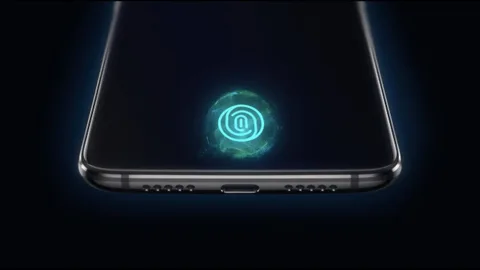 OnePlus 6T tanıtımı ekrana entegre parmak izi tarayıcısını gösteriyor