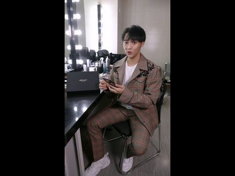 Honor Magic 2 videoları özellikleri ve renk seçeneklerini gösteriyor