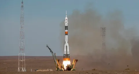 Soyuz roketi fırlatılırken arızalandı, taşıdığı kapsül acil iniş yaptı