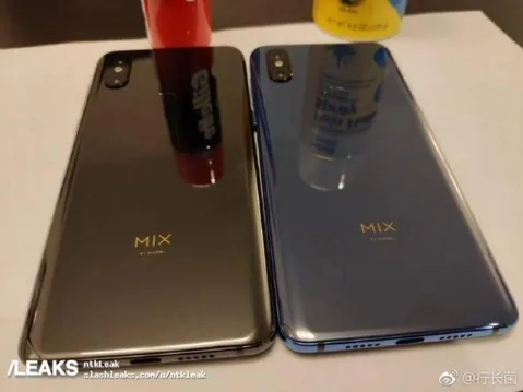 Xiaomi Mi Mix 3 fotoğrafı iki renk seçeneğini gösteriyor